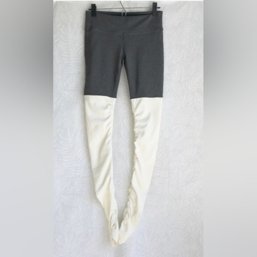 Alo Yoga Goddess Leggings in gray and cream (very long- tall). Sz L - Picture 2 of 5